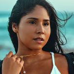 L’art de combiner maillot de bain et bijoux pour un style irrésistible
