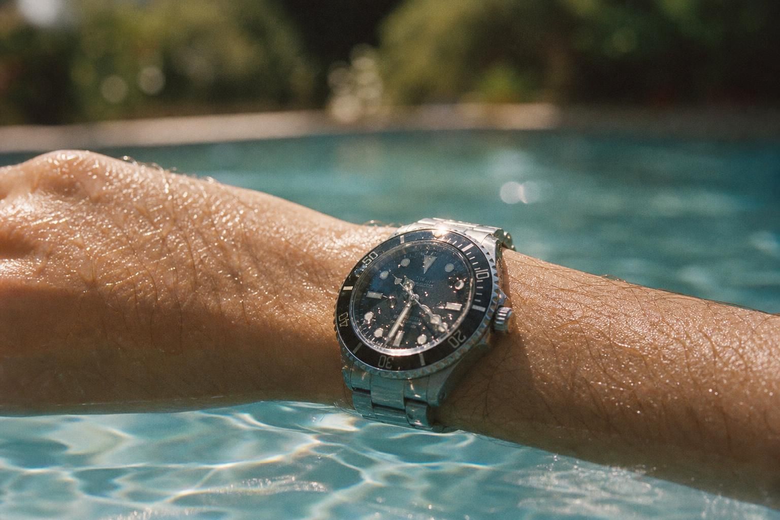 découvrez si vous pouvez vous baigner avec votre montre sans l'endommager, en fonction de son étanchéité et des précautions à prendre.