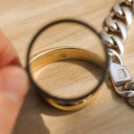 découvrez comment identifier et interpréter les poinçons sur vos bijoux en or et en argent pour garantir leur authenticité et leur qualité.