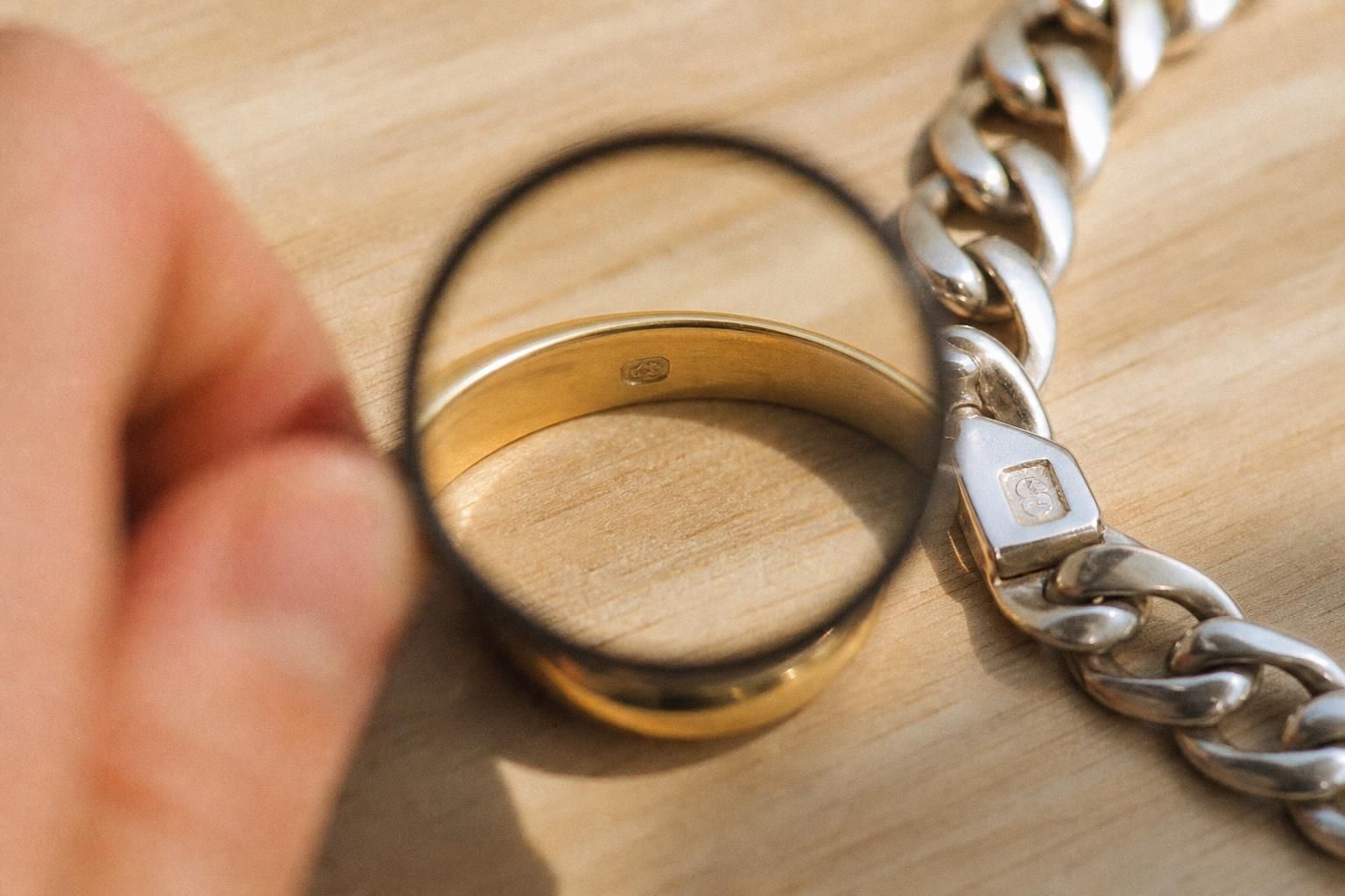 découvrez comment identifier et interpréter les poinçons sur vos bijoux en or et en argent pour garantir leur authenticité et leur qualité.