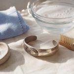 découvrez pourquoi les bijoux en argent noircissent avec le temps et apprenez des astuces efficaces pour les entretenir et préserver leur éclat.