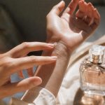 découvrez si la vaseline peut réellement prolonger la tenue de votre parfum et comment l'utiliser pour optimiser sa fragrance tout au long de la journée.