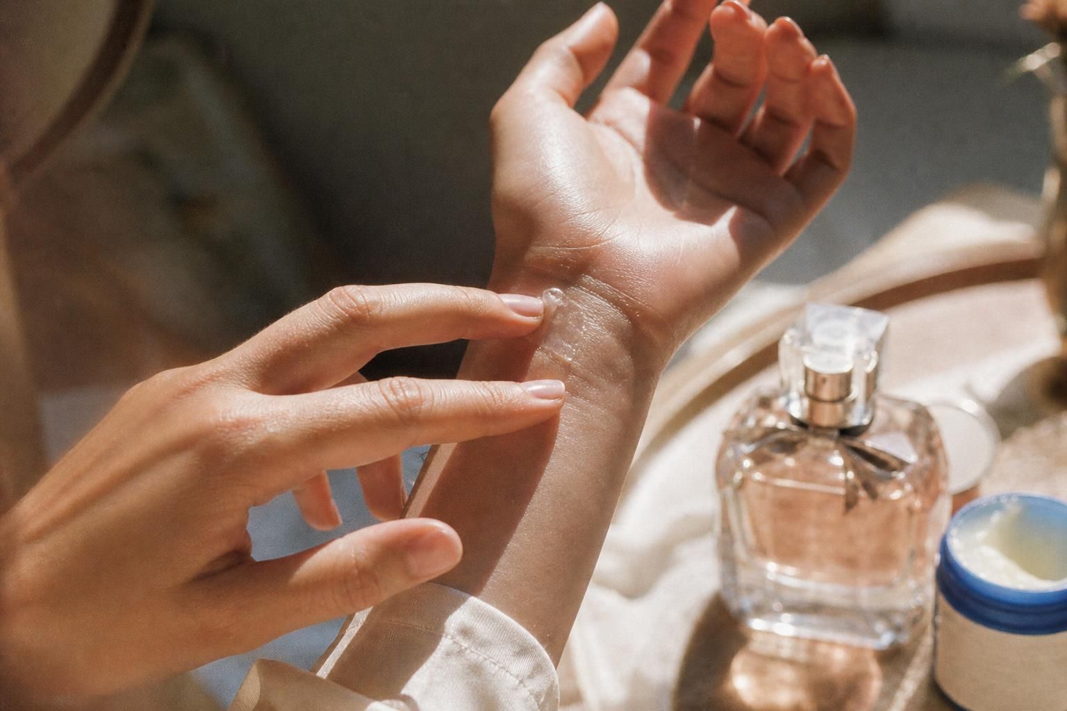 découvrez si la vaseline peut réellement prolonger la tenue de votre parfum et comment l'utiliser pour optimiser sa fragrance tout au long de la journée.