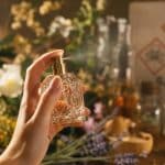 découvrez si les parfums peuvent représenter un danger pour la santé, en explorant leurs ingrédients et leurs effets possibles sur le corps.