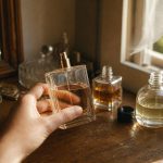 découvrez les raisons pour lesquelles votre parfum préféré peut changer d'odeur au fil du temps et comment préserver son arôme unique.