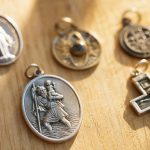 découvrez quelle médaille offre la meilleure protection et comment choisir celle qui vous convient le mieux pour votre bien-être et sécurité.
