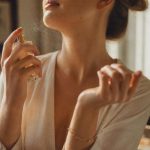 découvrez nos conseils pour appliquer votre parfum correctement et maximiser sa tenue tout au long de la journée.