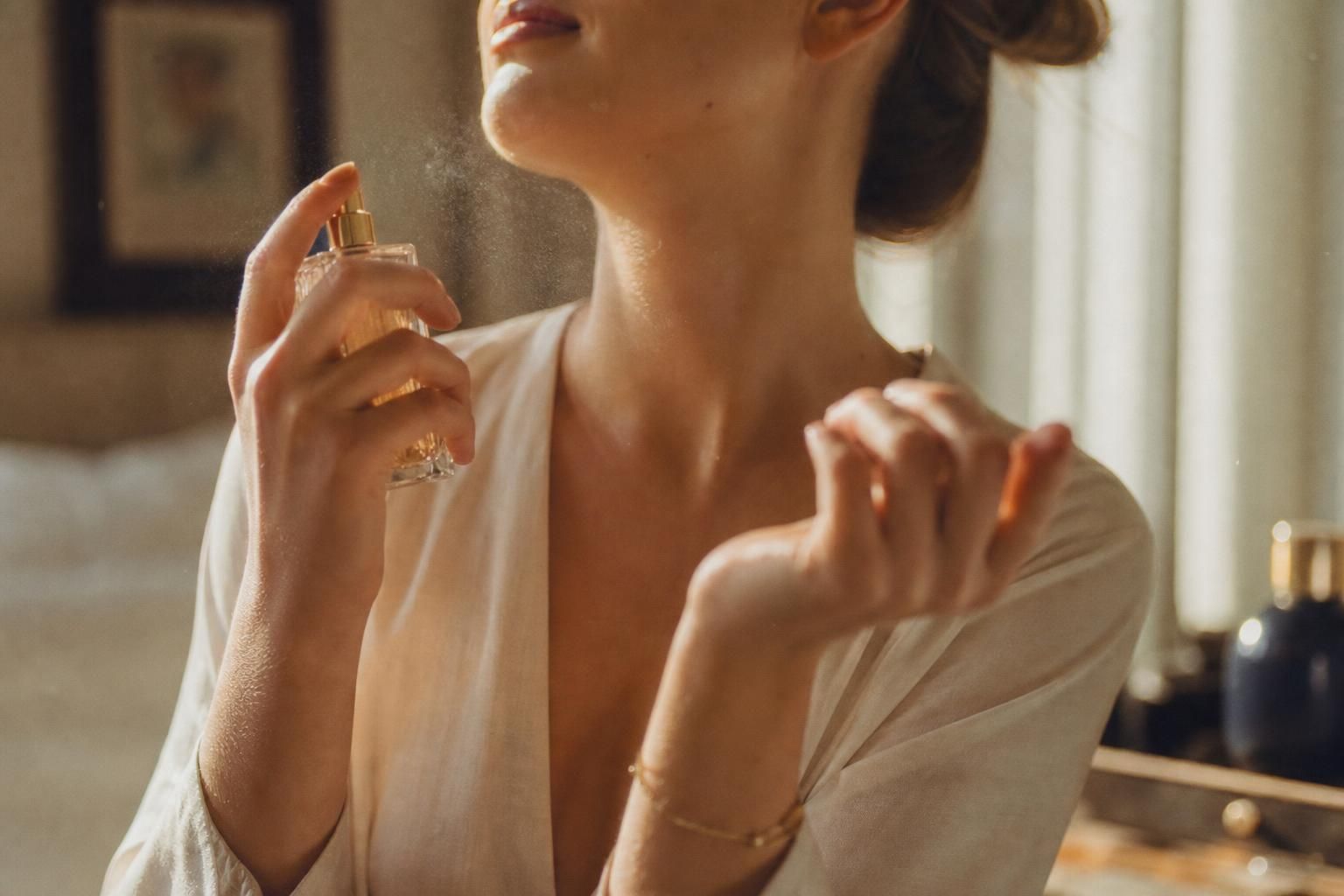 découvrez nos conseils pour appliquer votre parfum correctement et maximiser sa tenue tout au long de la journée.