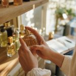 découvrez nos conseils pour identifier un parfum similaire à celui que vous aimez, afin de retrouver les mêmes notes olfactives et profiter d'une senteur qui vous correspond.